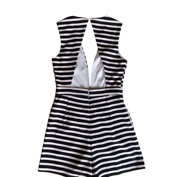 EUC Lucy Paris black and white striped deep v romper w/ pockets & pleats. Sz S. - Picture 6 of 11
